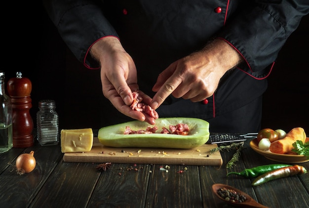 Kucharz krojący warzywa