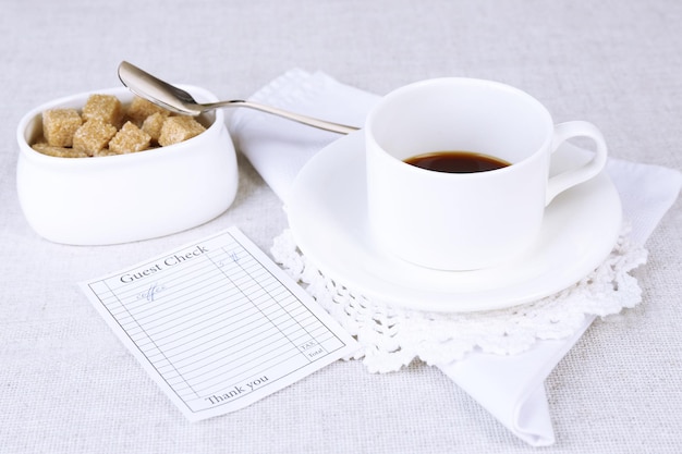 Karta z przepisem i filiżanka herbaty